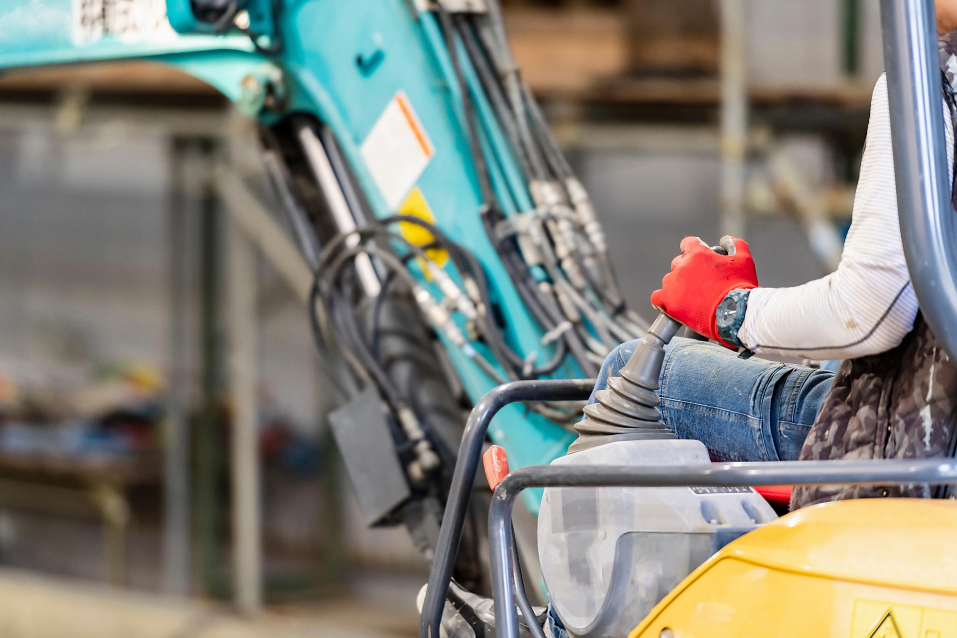 ショベルで作業をする様子