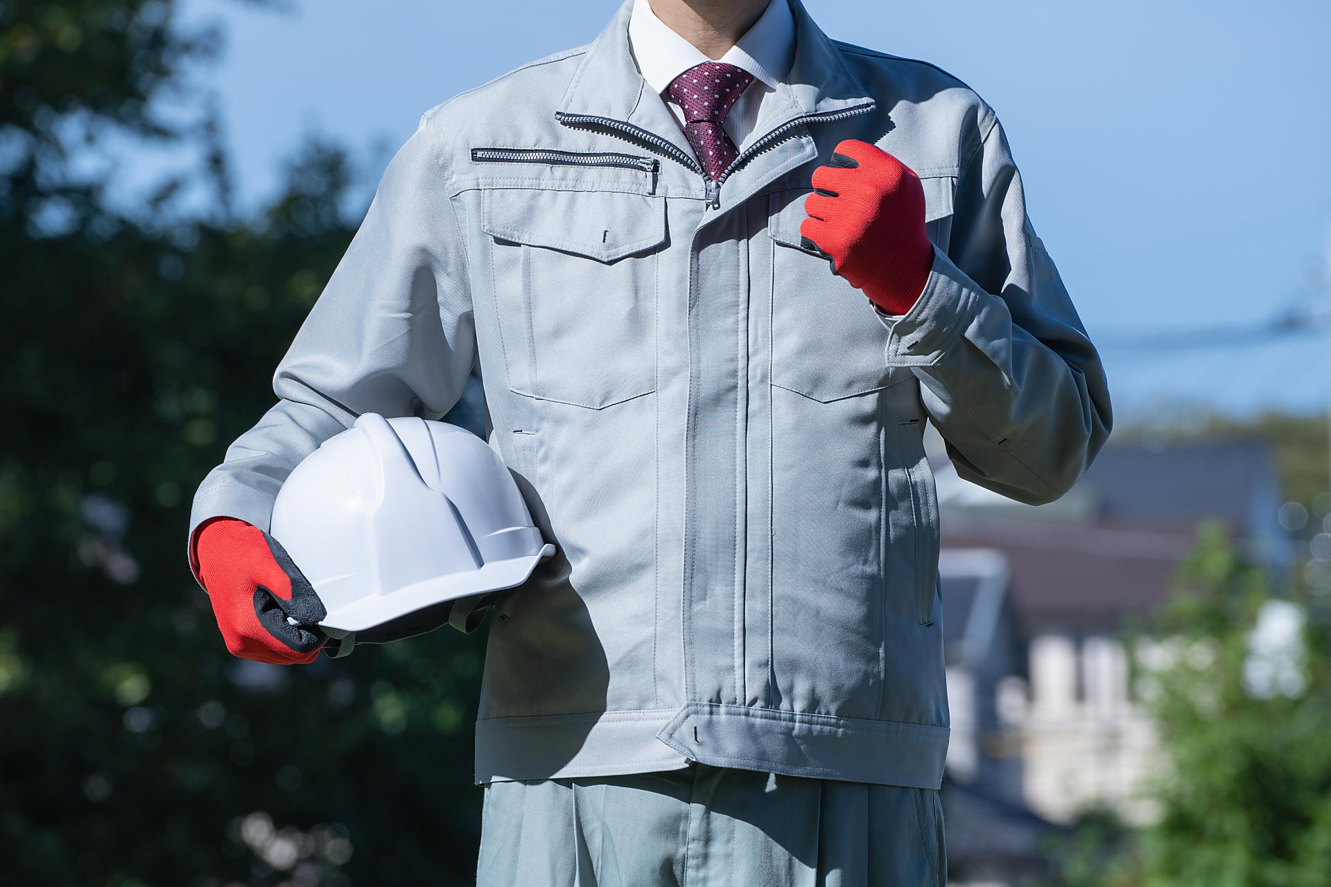 ガッツポーズをした作業服の人