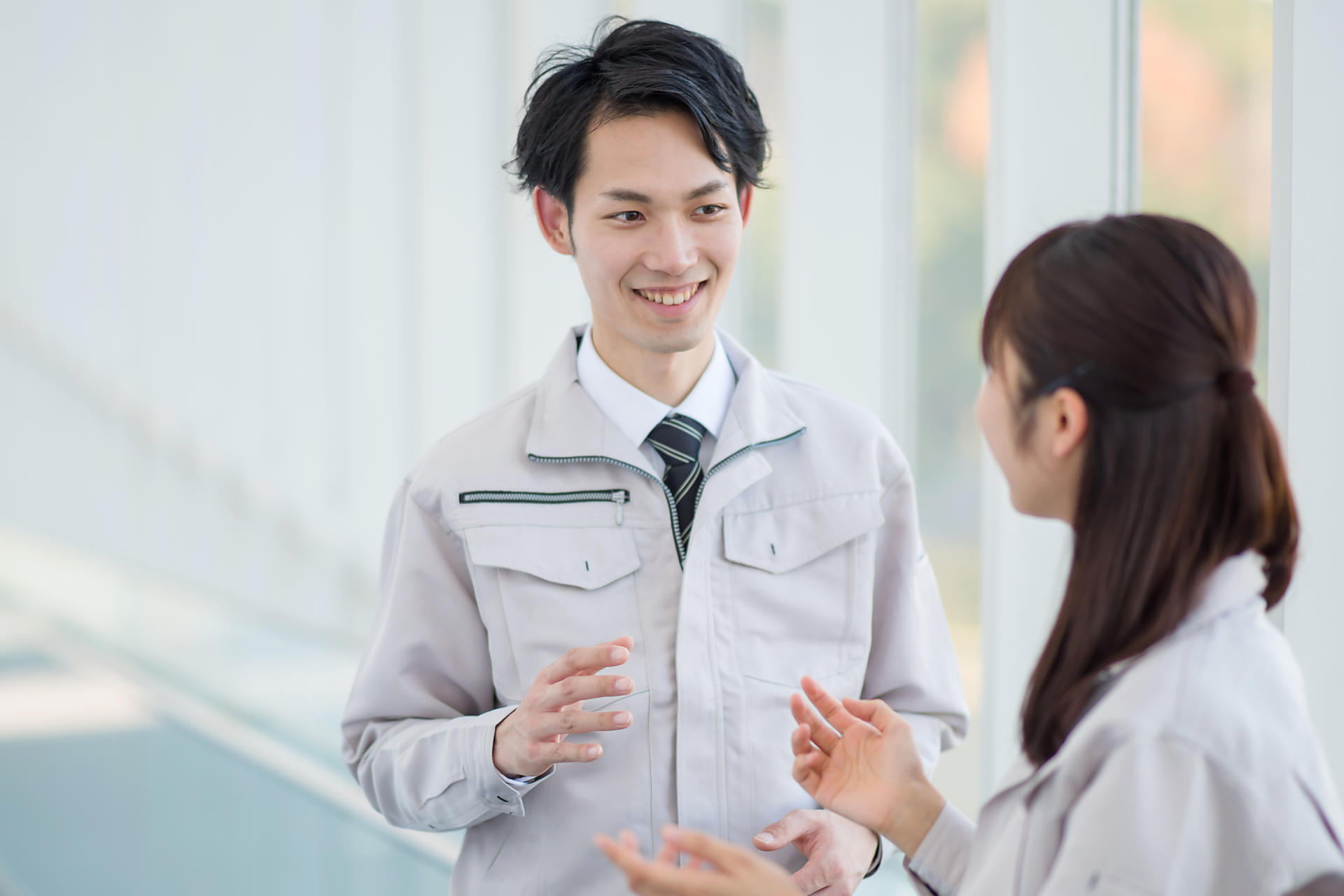 談笑する作業服の2人